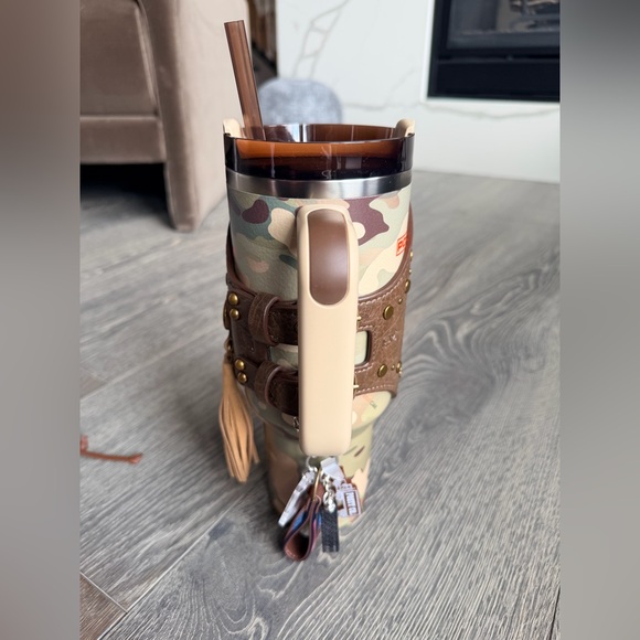 Post Malone x Stanley Quencher H2.0 FlowState Tumbler with Quencher Pouch Belt - Picture 7 of 16